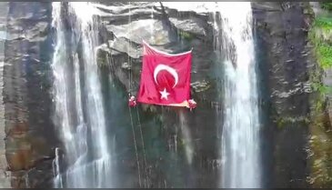 Bursa JAK ekiplerinden anlamlı etkinlik! Şanlı bayrağımız bu kez şelalede dalgalandı...