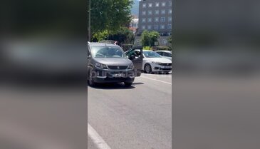 Bursa'da trafik ortasında gergin anlar! 4 kişi bir araca saldırdı...