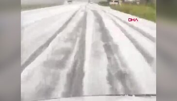 Haziran ayında dolu yağışı yolları beyaza bürüdü! Kameralar o anları kaydetti...