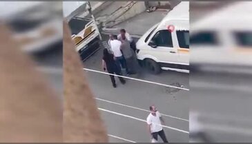 Laf atma kavgasında şarjörü boşalttı! Meydan savaşı gibi kavga kameralarda...