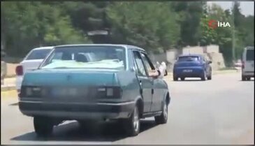 Pes dedirten görüntü! Seyir halindeki otomobilde canını hiçe saydı