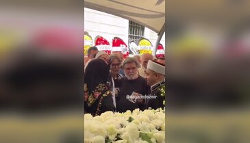 Ünlü ismin cenazesinde kadınlar da saf tutmak isteyince ortalık karıştı!