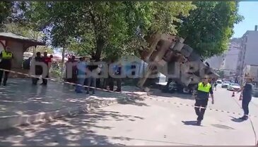 Bursa'da akılalmaz kaza! Vinç aracın üzerine devrildi, kepçe dereye uçtu