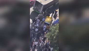 Bursa'da korkunç kaza! Altında kaldığını gören koştu, arabayı havaya kaldırdılar