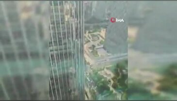 Çin'de küçük uçak 108 katlı gökdelene çarptı!