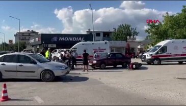 Bursa'da kavşakta feci çarpışma: Motosiklet devrildi, anne ve oğlu yaralandı