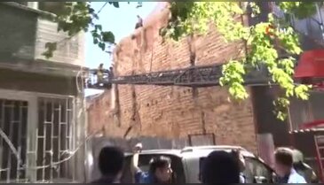 Kadıköy'de yıkım sırasında 2 işçi göçük altında kaldı