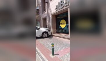 Bursa'da korkutan kaza! Banka duvarına çarparak durdu...