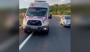 Bursa'da aynı noktada benzer bir kaza daha! Bariyerlere çarpan motosiklet sürücüsü yaralandı...