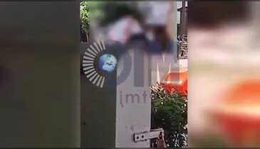 Çocuk parkında iğrenç görüntü! Yaşlı iki erkek sarmaş dolaş...