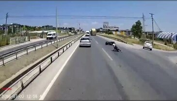 Bursa-Yalova yolunda yürekler ağza geldi! Motosiklet sürücüsü saniyelerle kurtuldu