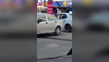 Bursa'da kaldırımlar araçlara teslim oldu