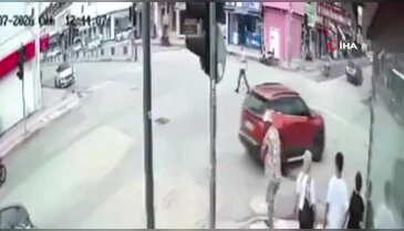 Cadde ortasında feci görüntüler! Engelli şahıs üzerine benzin döküp kendini yaktı...