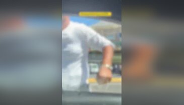 Trafik magandasından iğrenç hareketler! Cinsel organını gösterdi