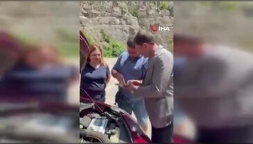 Bursa'dan gelen ailenin aracı yolda kaldı, belediye başkanı motorun başına geçti!
