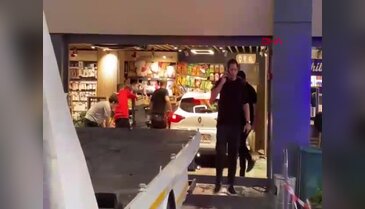 Akaryakıt istasyonunda panik! Otomobil markete girdi, yaralı var...