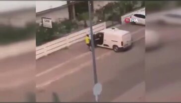 Kaçmasına izin vermeyince başına gelmeyen kalmadı! Otomobil ile kapı arasında sıkıştı