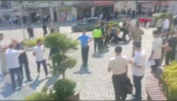 Bursa adliyesi önünde ortalık savaş alanına döndü! 1'i polis 3 yaralı var...