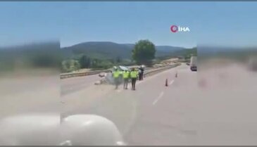 Orta refüje saplanan iki araç bariyerlerin arasında sıkıştı