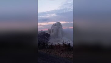 Bursa'da ana su hattı patladı! Dev su fıskiyesi metrelerce yükseldi...