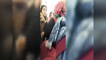 Tramvayda "Çocuklar oturmasın" kavgası! Bağırıp sırt çantası fırlattı...