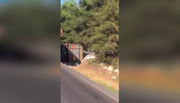 Bursa'da seyir halindeki tır devrildi! Kaza ucuz atlatıldı...