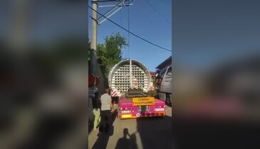 Navigasyon şaşırttı! Dev makine yüklü tır Bursa'da köyün ortasında kaldı...