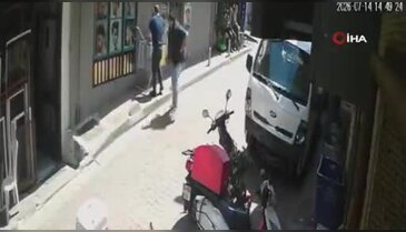 Saç tıraşını beğenmediği berberi bıçakladı! Kameralar kaydetti...