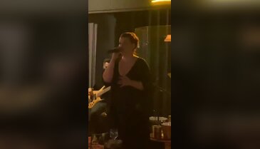 Demet Tuğcu, Bademli Laluka sahnesinde müzikseverleri büyüledi