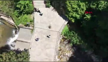 3 milyon yıllık mağaraya sprey boyayla zarar verdiler