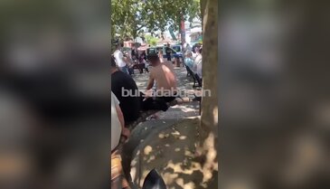 Bursa'da şok eden görüntüler! Bankta oturup herkesin içinde ulu orta soyundu...