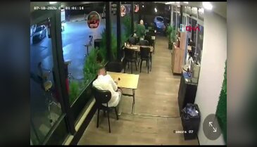 Akılalmaz görüntüler! Lokantada yemek yerken motosiklet çarptı...
