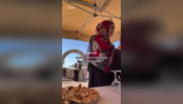 Tesettürlü kadın, içtiği şeyin alkol olduğunu anlayınca şoke oldu