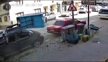 Bursa'da korku dolu anlar! Eşya taşıma asansörü devrildi!