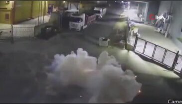 Fabrikayı kundaklamak istedi, elinde patladı! O anlar kamerada...