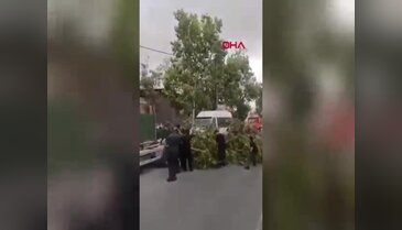 İstanbul'da fırtına hayatı felç etti! Çatılar uçtu, ağaçlar araçların üzerine devrildi