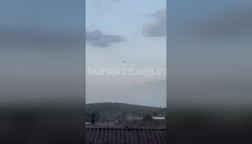 Bursa'da havada panik anları! Paraşütle atlayan iki kişi zeytin tarlasına düştü...