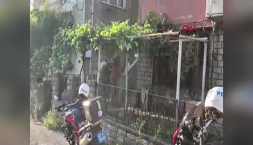 Balkon yıkama tartışması büyüdü! Komşular birbirine taş ve tuğlayla saldırdı