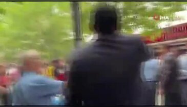 Özgür Özel'in cuma namazı çıkışında tekmeli arbede!