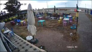 Fırtına sahili süpürdü, kafenin masaları yer değiştirdi