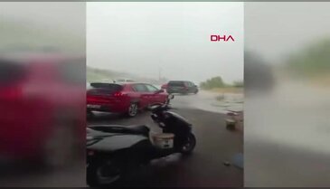 Sağanağa yakalanan motokuryeler köprü altına sığındı