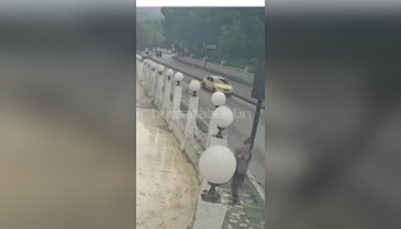 Bursa'da ünlü otelin önünde 5 aracın karıştığı zincirleme kaza!