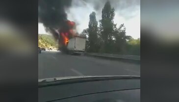 Bursa'da seyir halindeki tır alevlere teslim oldu!