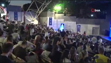 Poizi Bursa'da festival coşkusunu zirveye taşıdı! Binlerce hayranı şarkılara eşlik etti