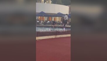 Bursa'da tehlikeli serinleme! Millet Bahçesi'ndeki süs havuzuna girdiler