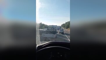 Bursa'da otoyolda korkutan kaza! Tır bariyerlere saplandı