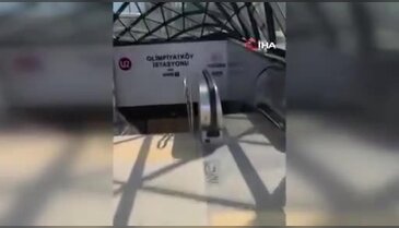 Metro istasyonunda kedi yürüyen merdivene sıkıştı