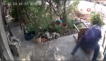 Kask ve eldivenle geldi, yaşlı adamın boynunu kırmaya çalıştı! Dehşet anları kamerada