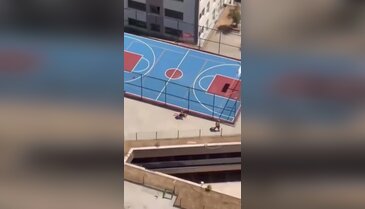 Özel harekat polisleri siteye baskın yaptı! O anlar kamerada