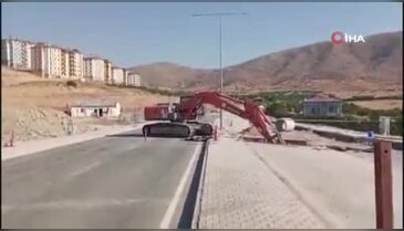 Yol çalışması sırasında 2 işçi toprak altında kaldı!